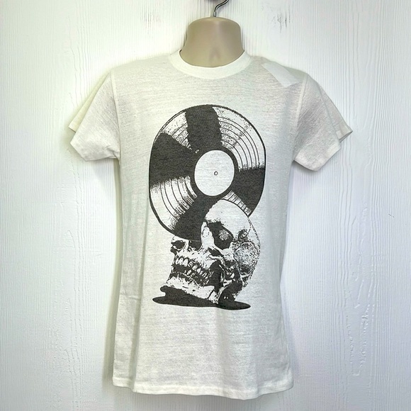 Brisco Brands - NWT Ivory Record In The Skull Graphic Short Sleeve T Shirt Small - Picture 1 of 9